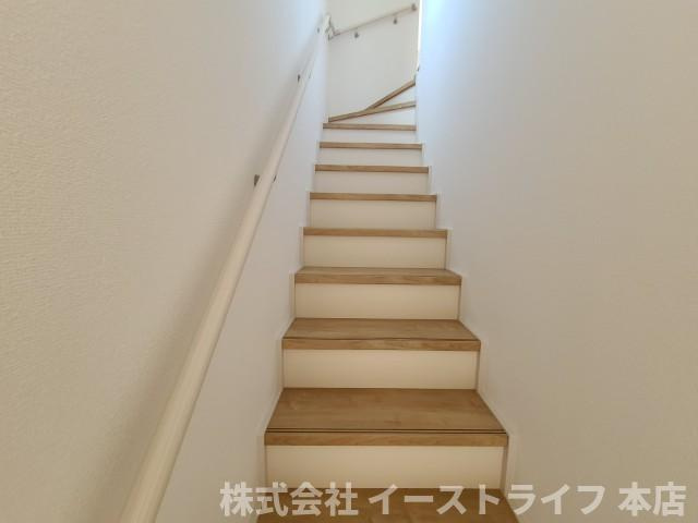 【新築戸建】【太陽光発電設置物件】　いわき市小名浜住吉5期の内装|同社施工　階段には手すりが付いていて安心です。