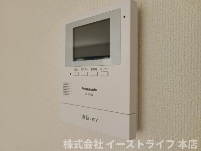 【新築戸建】【太陽光発電設置物件】　いわき市小名浜住吉5期の防犯設備|同社施工　玄関のドアを開けることなく来客の顔や声を確認できるため、トラブルの防止につながります