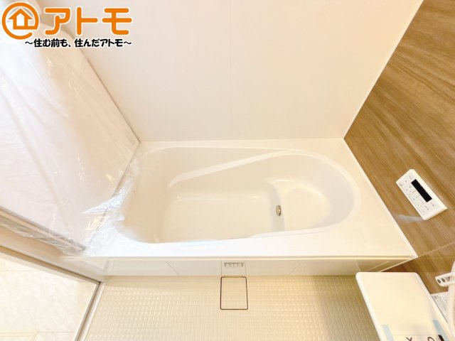【浴室】 | 葵区西瀬名町　新築戸建　2号棟 | お子様やお年寄りが使いやすいだけでなく、半身浴にも便利なベンチタイプの湯舟です。お湯の節約にも！