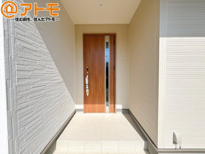 【玄関】 | 葵区西瀬名町　新築戸建　2号棟 | 落ち着いた色合いの玄関はダブルロックで防犯性に優れた仕様になっています♪