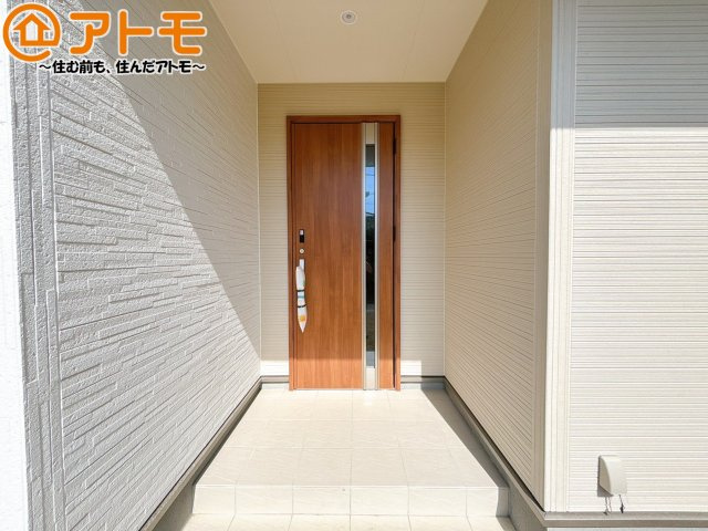 【玄関】 | 葵区西瀬名町　新築戸建　2号棟 | 落ち着いた色合いの玄関はダブルロックで防犯性に優れた仕様になっています♪
