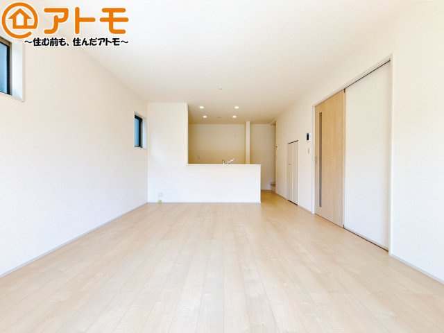 【居間・リビング】 | 葵区西瀬名町　新築戸建　2号棟 | 日当たりのよいリビングは、一年を通してぽかぽかとしています。家族が自然と集まる空間になりそうですね♪