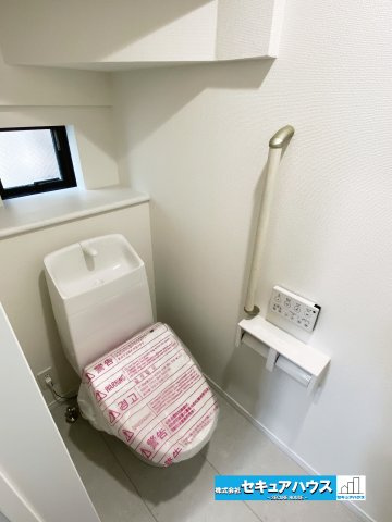 【完成済み♪今すぐご案内可能！】名古屋市南区曽池町2丁目のトイレ|【高機能トイレイ】
◆高機能トイレの多くは便器のフタの開閉が自動であり、使用後に手動で水を流す面倒もなく非常に便利です。スタイリッシュな見た目で、お掃除しやすく、節水効果が高いです。
