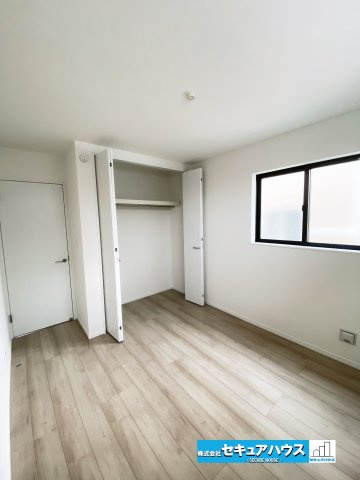 【完成済み♪今すぐご案内可能！】名古屋市南区曽池町2丁目の洋室|【洋室】
◆広々とした居住空間は日々の暮らしを彩り、心のやすらぎと満足感を与えてくれます。通風と採光を考慮した設計は子供たちはのびのび育ち、家族でくつろぎと団らんを生み出します。