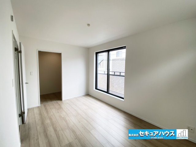 【完成済み♪今すぐご案内可能！】名古屋市南区曽池町2丁目の洋室|【洋室】
◆家族一人ひとりの大切なプライベート空間。趣味に合わせて使って頂けるようシンプルに仕上げてあります。暮らし心地を大きく左右する収納を、適材適所に配置し使い勝手を考慮しました。　