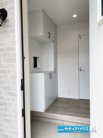 【完成済み♪今すぐご案内可能！】名古屋市南区曽池町2丁目の玄関|【玄関】
◆お家に出会う人々を迎える玄関だからこそ、広々清潔感あふれる空間にしたいものです。採光・通風にも配慮された設計で毎日明るい空間をキープします♪