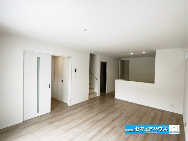 【完成済み♪今すぐご案内可能！】名古屋市南区曽池町2丁目の居間・リビング|【LDK】
◆通学から帰宅し、リビングルームで会話を楽しむ子ども達。リビングから臨む景色は太陽色に染まり、解放感溢れゆったりとしたひと時を過ごすことが出来る素敵な空間です。