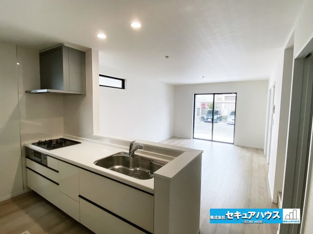 【完成済み♪今すぐご案内可能！】名古屋市南区曽池町2丁目のキッチン|【キッチンから見たリビング】
◆日当たりが良く温かい広々リビングは家族の団らんスペースになります。