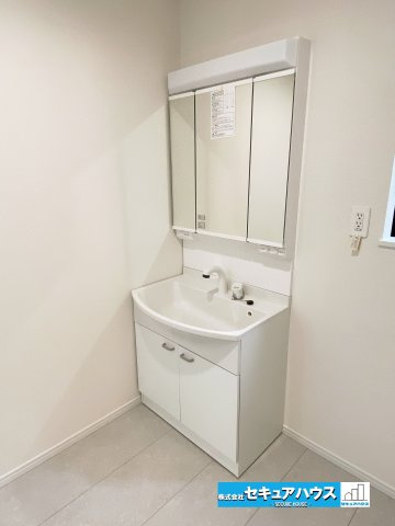 【完成済み♪今すぐご案内可能！】名古屋市南区曽池町2丁目の独立洗面台|【洗面台】
◆鏡の裏にはたっぷりと収納スペースを標準装備！
◆電源を付属しているのでドライヤーなど利用できます。