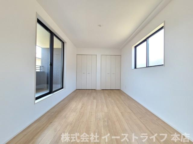 【新築戸建】【太陽光発電設置物件】　いわき市小名浜住吉5期の寝室|同社施工　フローリングは清潔感があり、ゴミが床に吸着しないので掃除が楽ちんです