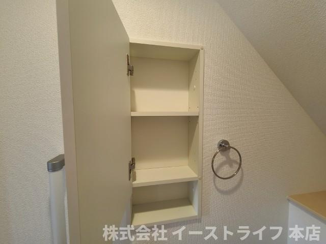 【新築戸建】【太陽光発電設置物件】　いわき市小名浜住吉5期の収納|同社施工　トイレにはトイレットペーパーなどが収納できる備え付けの棚がついています