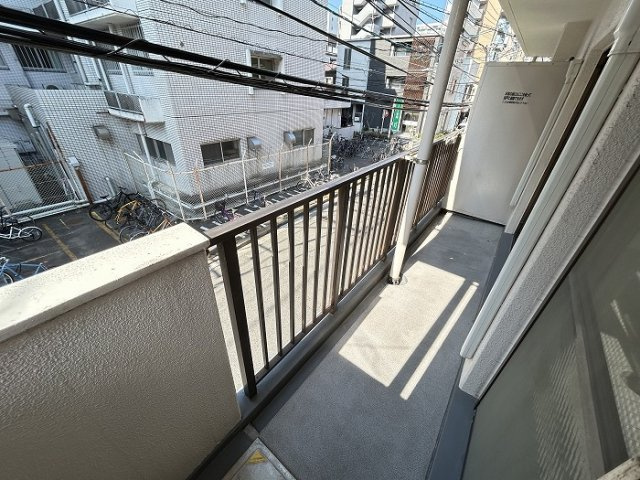 ロマネスク渡辺通第2のバルコニー|クリーンな印象のバルコニー☆
大きなバルコニーは柔らかい風を運んできます…♪
洗濯物もたくさん干せそうですね！
