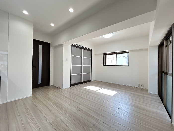 ロマネスク渡辺通第2の居間・リビング|
家具を配置しやすいリビング。
リビングは1番長く居るお部屋だから、使いやすいことが何より大切☆
