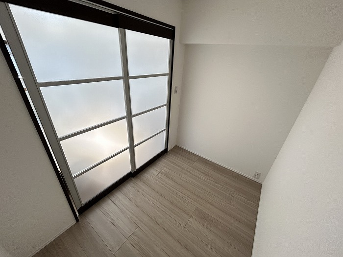 ロマネスク渡辺通第2の洋室|書斎や趣味の部屋として使うこともできます☆扉があるので生活感を出さずに過ごせますよ♪