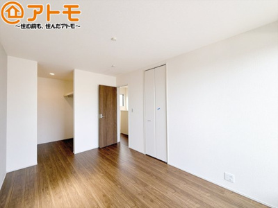 【寝室】 | 藤枝市時ケ谷　新築戸建　全1棟 | バルコニーに面したお部屋なので、布団などの大きなものも楽々干せます♪