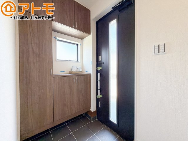 【玄関】 | 藤枝市時ケ谷　新築戸建　全1棟 | 玄関は収納付きで使い勝手良好♪見た目もすっきり♪