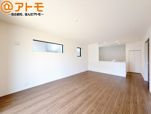 【居間・リビング】 | 藤枝市時ケ谷　新築戸建　全1棟 | 家族団らんのイメージは、リビングを思い浮かべませんか？リビングこそ広々としたお部屋が良いですね♪