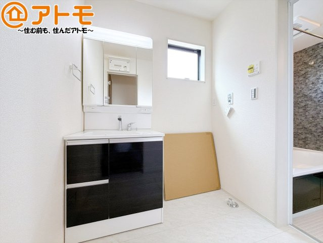 【独立洗面台】 | 藤枝市時ケ谷　新築戸建　全1棟 | シャワータイプの洗面台は、洗濯物の土汚れなどの予洗いもしやすいため、お子様のいるご家庭でも大活躍！