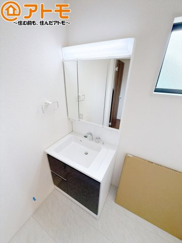 【独立洗面台】 | 藤枝市時ケ谷　新築戸建　全1棟 | 三面鏡の中は収納になっているため、スッキリとした洗面台を保つことができます♪