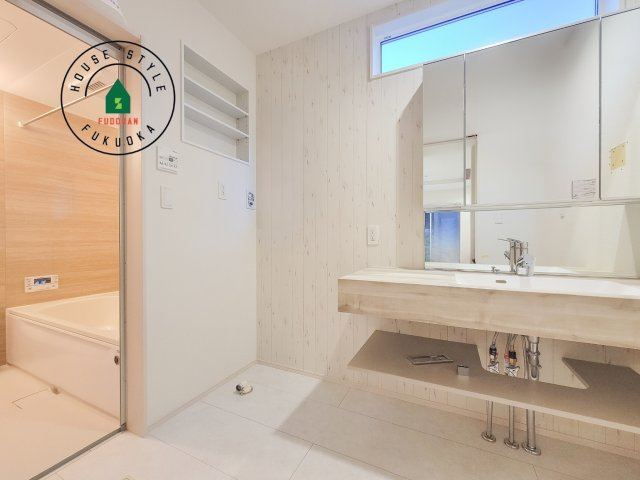 福岡市東区美和台5丁目第2-3棟（2号棟）の内観：施工例|ゆとりの洗面スペースで朝の身支度もスムーズに。暮らしを快適に変えるシャワー付洗面台です！