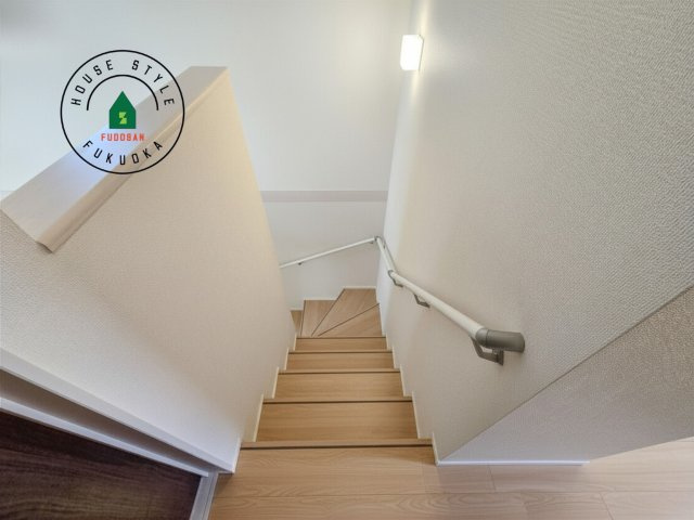 福岡市東区美和台5丁目第2-3棟（2号棟）の内観：施工例|＜手すり付階段＞手すりがないと階段の昇り降りで危険なことはもちろん、壁に手をつきながら歩くことで壁紙が汚れやすくなります。すべての方に快適に昇り降りしていただくため、手すりを設置しました。
