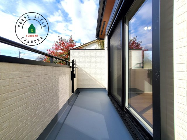 福岡市東区美和台5丁目第2-3棟（2号棟）の外観：施工例|風をしっかりと感じられるバルコニーでは、毎日が洗濯日和です。広々としているので洗濯も楽しくなるでしょうし、気分転換にバルコニーからの眺めを楽しむのもいいでしょう。