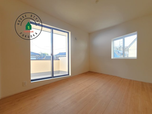 福岡市東区美和台5丁目第2-3棟（2号棟）の内観：施工例|穏やかな光が差し込む室内には、穏やかな時間が流れます。