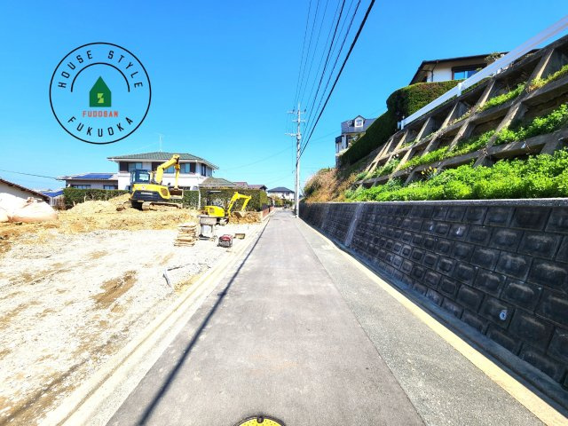 福岡市東区美和台5丁目第2-3棟（2号棟）の前面道路含む現地写真|前面道路は閑静な住宅地をはしる車通りの少ない道路。お車の出し入れが苦手なママや小さなお子様にも安心ですね。しっかり舗装もされているので、ベビーカーや自転車で通っても快適に通行できます。前面道路です。