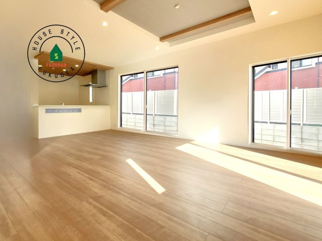 福岡市東区美和台5丁目第2-3棟（2号棟）の内観：施工例|キッチンからリビングをしっかり確認できます。家族の笑顔があふれる空間になりそうですね。