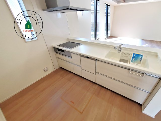 福岡市東区美和台5丁目第2-3棟（2号棟）の内観：施工例|ご家族を近くに感じられる対面キッチンのLDK。会話もはずみそうですね。