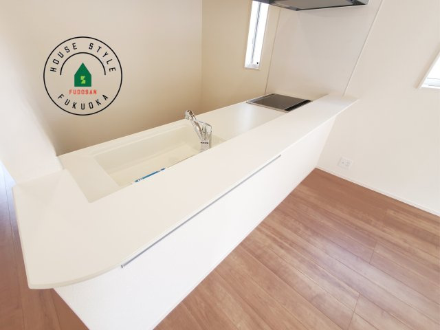 福岡市東区美和台5丁目第2-3棟（2号棟）の内観：施工例|ダイニングテーブルへの配膳がラクラク、お料理はかどるカウンター付きシステムキッチン！