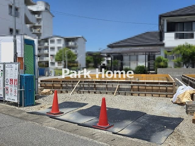 高知市鴨部2丁目 -2期2棟1-新築戸建ての前面道路含む現地写真|1号地　2026.5月：建築中