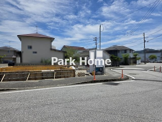 高知市鴨部2丁目 -2期2棟1-新築戸建ての前面道路含む現地写真
