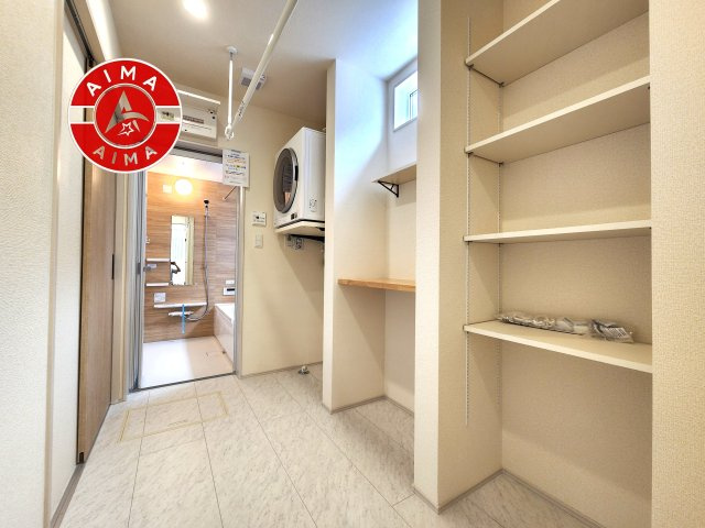 福岡市東区美和台5丁目第2-3棟（3号棟）の脱衣所|ゆとりの洗面スペースで朝の身支度もスムーズに。暮らしを快適に変えるシャワー付洗面台です！