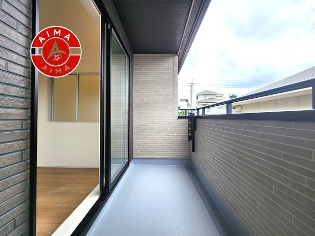 福岡市東区美和台5丁目第2-3棟（3号棟）のバルコニー|風をしっかりと感じられるバルコニーでは、毎日が洗濯日和です。広々としているので洗濯も楽しくなるでしょうし、気分転換にバルコニーからの眺めを楽しむのもいいでしょう。