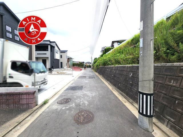福岡市東区美和台5丁目第2-3棟（3号棟）の前面道路含む現地写真|前面道路は閑静な住宅地をはしる車通りの少ない道路。お車の出し入れが苦手なママや小さなお子様にも安心ですね。しっかり舗装もされているので、ベビーカーや自転車で通っても快適に通行できます。