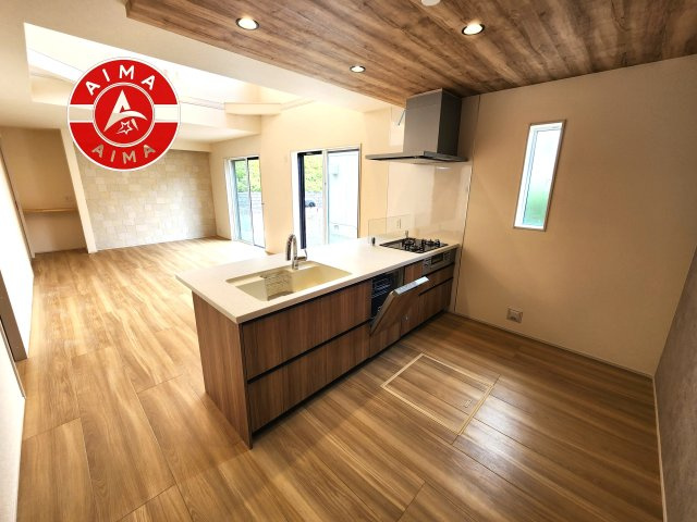 福岡市東区美和台5丁目第2-3棟（3号棟）のキッチン|ダイニングテーブルへの配膳がラクラク、お料理はかどるカウンター付きシステムキッチン！