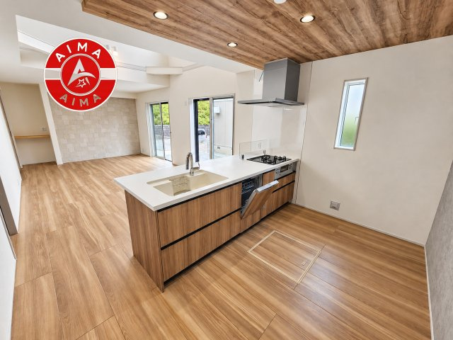 福岡市東区美和台5丁目第2-3棟（3号棟）のキッチン|ダイニングテーブルへの配膳がラクラク、お料理はかどるカウンター付きシステムキッチン！