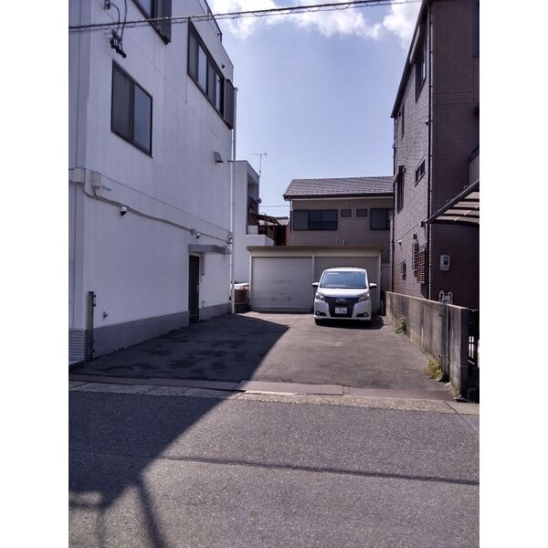 名城ビルの駐車場