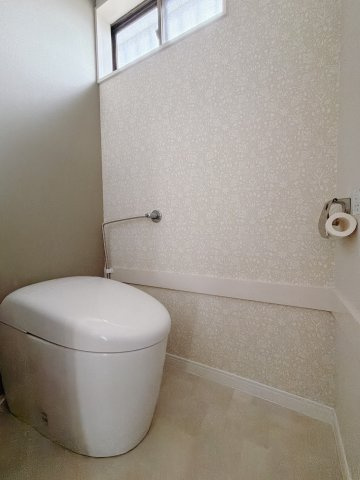 【中古戸建】児玉郡上里町大字七本木　のトイレ|■トイレ｜窓付きなので常に換気もでき、綺麗保てます♪