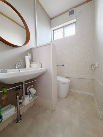 【中古戸建】児玉郡上里町大字七本木　のトイレ|■トイレ｜トイレは広く手洗い場と一緒になっています♪丸形のオシャレ鏡が魅力的です♪
