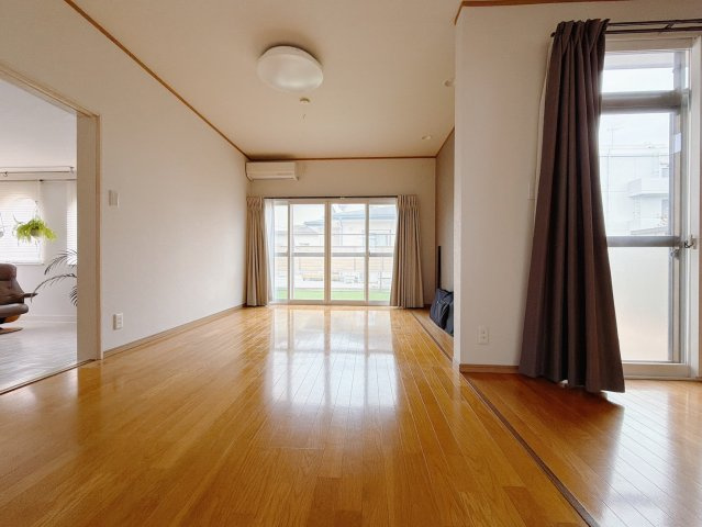 【中古戸建】児玉郡上里町大字七本木　の洋室|■洋室｜ナチュラルカラーの床です。模様替えなどとても楽しく工夫できます♪陽当たり、風通しもとても良いので毎日快適な生活スタートです！子供部屋にも良いですね♪