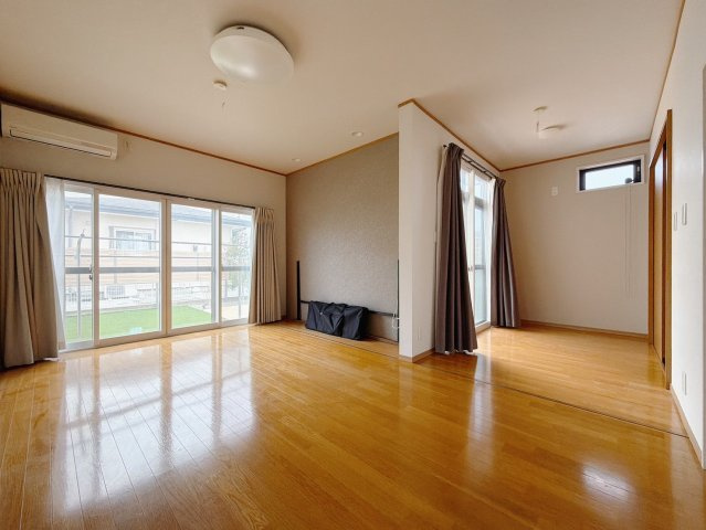 【中古戸建】児玉郡上里町大字七本木　の洋室|■洋室｜階洋室には大きな窓をご用意しています。日中はあたたかな日差し差し込み自分時間も充実できますね＾＾