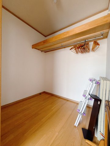 【中古戸建】児玉郡上里町大字七本木　の収納|■WIC｜主寝室には夢のウォークインがございます♪お洋服やバッグだけでなく、増えていくお洋服やご家族での思い出の品もしっかりと収納します( ＾＾ )