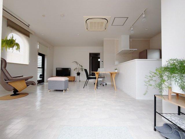 【中古戸建】児玉郡上里町大字七本木　の居間・リビング|■リビング｜落ち着きのある表情を見せるリビングダイニング。太陽の光がたっぷり差し込むリビングは、自然とご家族が集まる居心地の良い空間です。