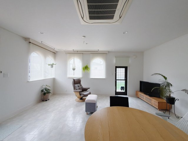 【中古戸建】児玉郡上里町大字七本木　の居間・リビング|■リビング｜大きい窓からあたたかいたっぷりの光が入ります♪開放的な空間で毎日をもっと快適に(*＾＾*)