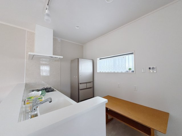 【中古戸建】児玉郡上里町大字七本木　のダイニング|■ダイニング｜お料理をしながら会話も弾むカウンターキッチン。出来上がったお料理をカウンター越しからお子様に運んでもらったりと、お手伝いも楽しくしてもらえることができます♪