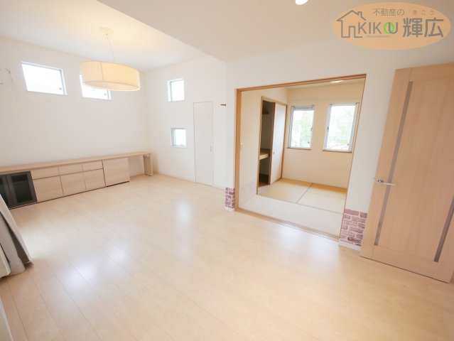 【居間・リビング】 | 加古川市平岡町土山　中古戸建