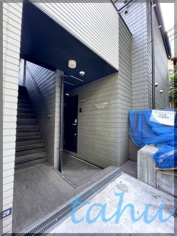 モダンアパートメント高田馬場のエントランス