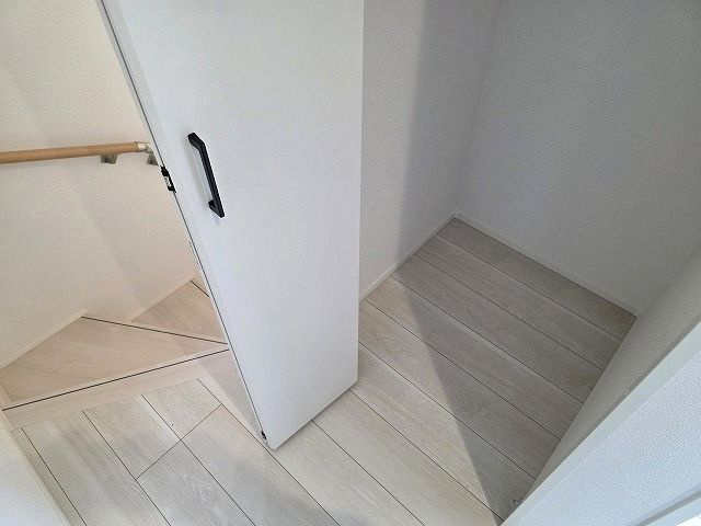 高知市鴨部2丁目 -2期2棟2-新築戸建ての収納|２ｆ：ホール内収納